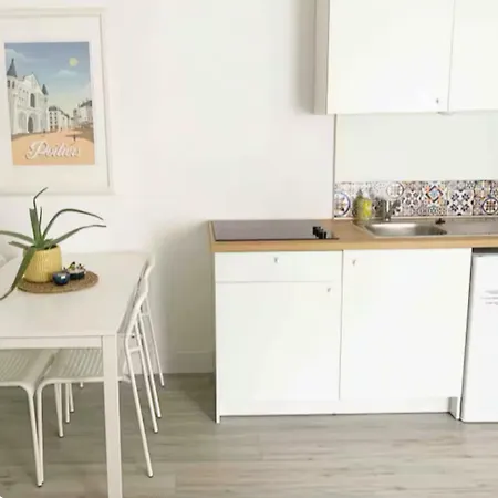 Bleu Idealement Situe Gare Coeur De Acces Bus Direct Futuroscope 普瓦捷