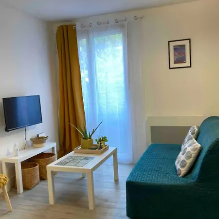 Bleu Idealement Situe Gare Coeur De Acces Bus Direct Futuroscope